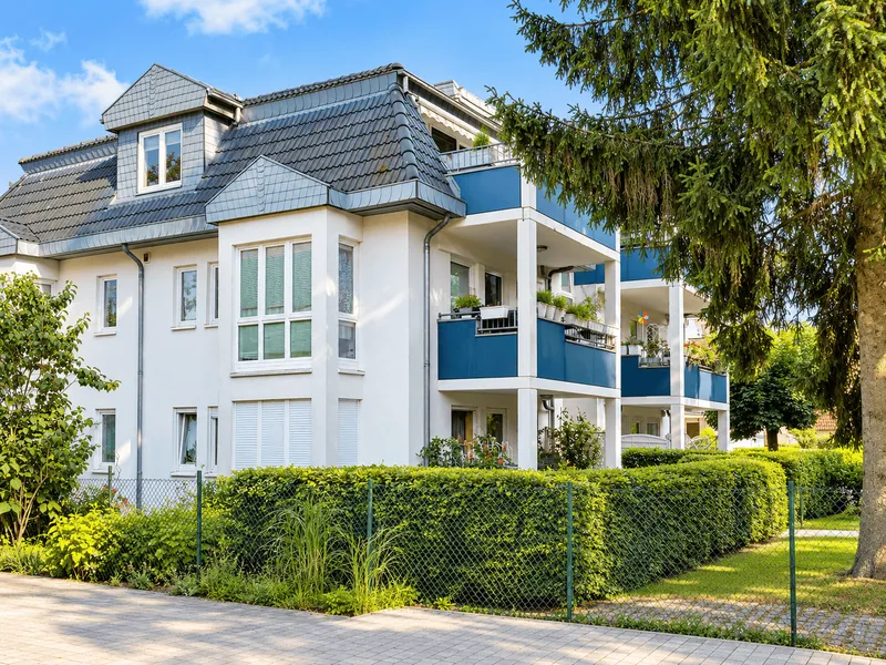 Lichtdurchflutete Dachgeschosswohnung mit offener Wohnküche und großer Sonnenterrasse — photo 1